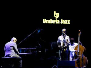 Artisti sul palco di Umbria Jazz con un pianoforte Fazioli
