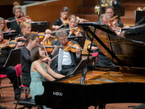 la pianista Yukine Kuroki suona il pianoforte gran coda Fazioli F308 nero lucido con l'Orchestra FIlarmonica dei Paesi Bassi